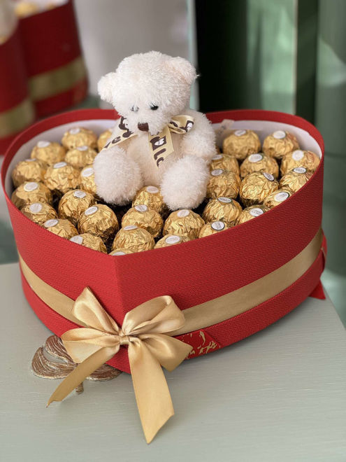 Kép: Piros Arany Ferrero Rocherval Töltött Szív Alakú Macis Box